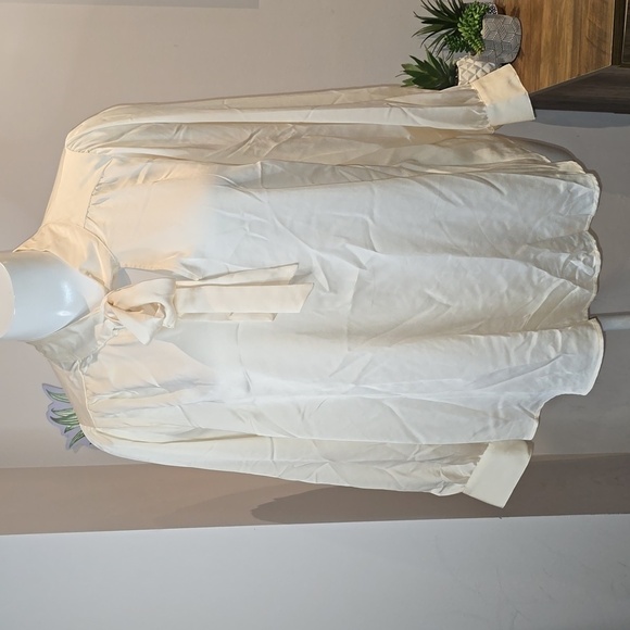 Torrid - Studio Bubble Satin Bow Tie Blouse in Pristine Cream / White​​​​ - Picture 2 of 12